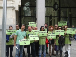 Un grupo de despedidos, frente al ayuntamiento, reclamando la readmisión